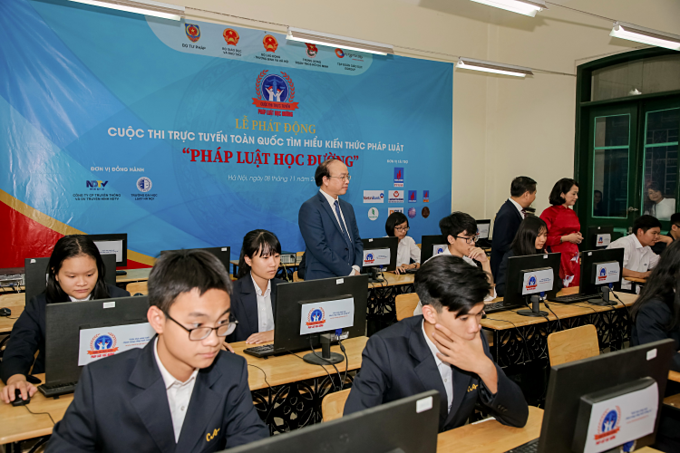 Giáo dục ý thức pháp luật cũng là một giải pháp nâng cao ý thức, hiểu biết cho học sinh, sinh viên ( Hình minh hoạ Cuộc thi "Pháp luật học đường" do Bộ Tư pháp phát động)