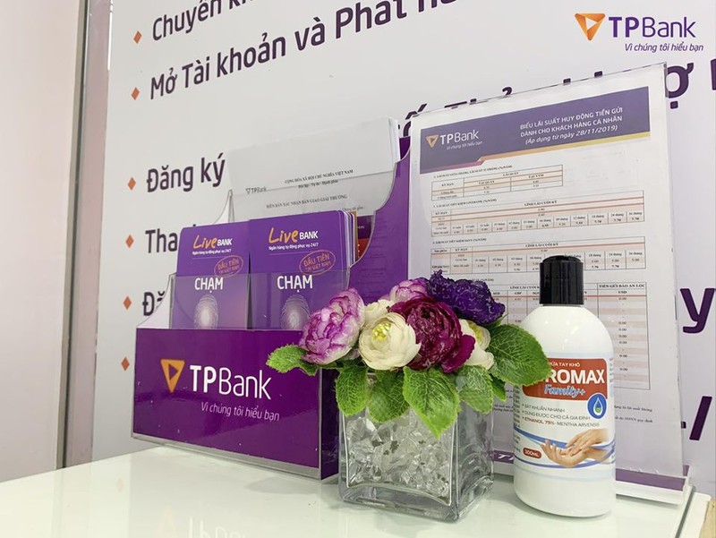 Ngồi nhà và tận hưởng quà khi giao dịch ngân hàng online