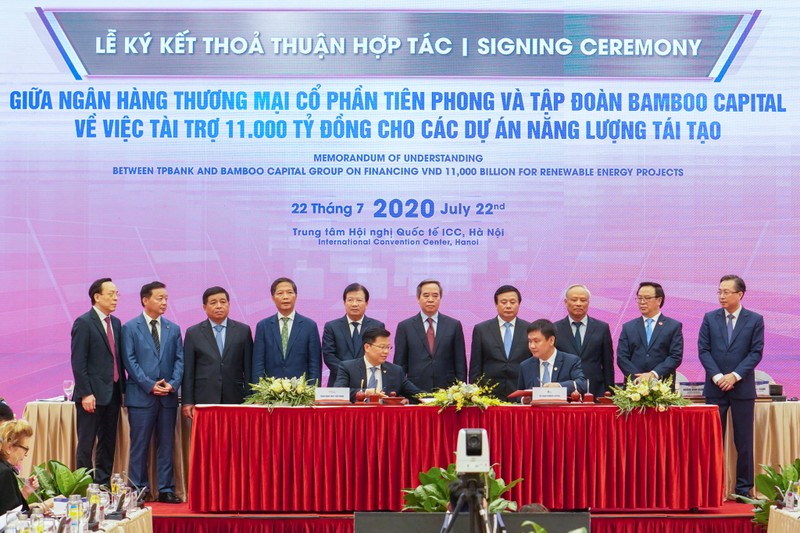 Ông Nguyễn Hưng – TGĐ TPBank (trái) và ông Nguyễn Hồ Nam Chủ tịch HĐQT của Bamboo Capital tại lễ kí kết