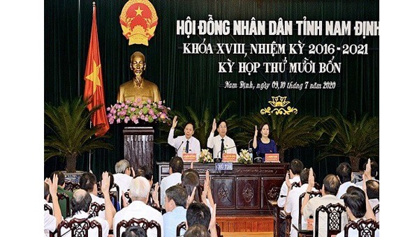 Các đại biểu HĐND tỉnh Nam Định biểu quyết thông qua 8 Nghị quyết