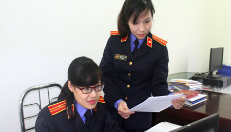 Cán bộ Viện kiểm sát nhân dân tỉnh Nam Định giải quyết tin báo tội phạm