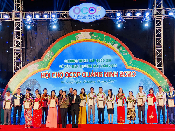 Lãnh đạo tỉnh Quảng Ninh trao giấy chứng nhận cho các sản phẩm OCOP đạt 3 sao, 4 sao.