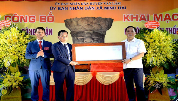 Trao quyết định công nhận bảo vật quốc gia cho đại diện huyện Văn Lâm và xã Minh Hải.