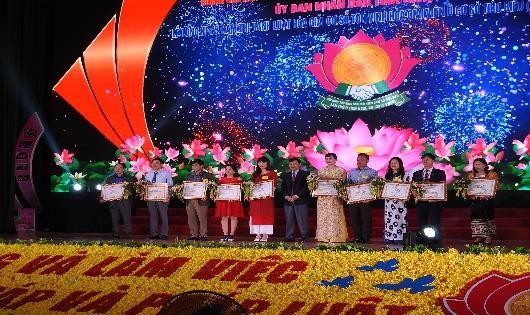 ÔngUông Ngọc Thuẩn - Phó vụ trưởng Vụ Phổ biến giáo dục pháp luật (Bộ Tư pháp) trao Bằng khen cho tập thể, cá nhân tiêu biểu.