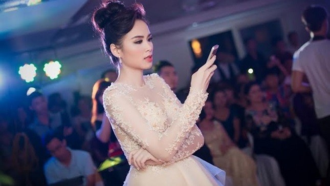 Một trong những lần xuất hiện hiếm hoi của Diễm Hương thời điểm dính nghi án mang bầu.