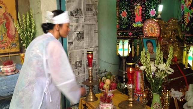 Con gái nạn nhân bên di ảnh mẹ.