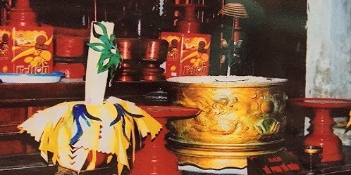 Chiếc lư hương cổ bằng đồng có trạm rồng nổi quấn xung quanh ở Chùa Nền bị mất.