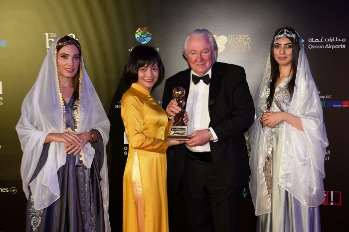 Đại diện WTA trao giải thưởng “World's Leading New Airport 2019” cho đại diện Cảng hàng không quốc tế Vân Đồn