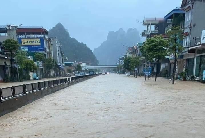 Nhiều nơi ở Quảng Ninh ngập sâu sau mưa lớn kéo dài ảnh 1