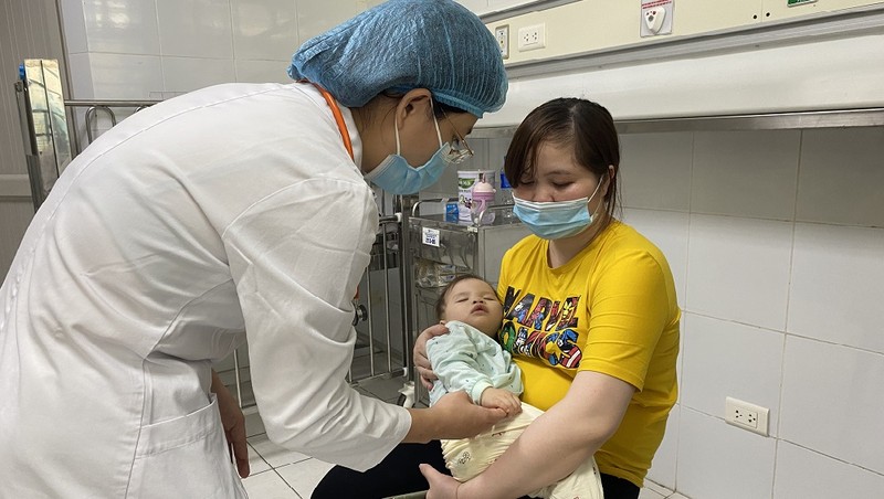 Một trường hợp bệnh nhi mắc tay chân miệng phải nhập viện điều trị.