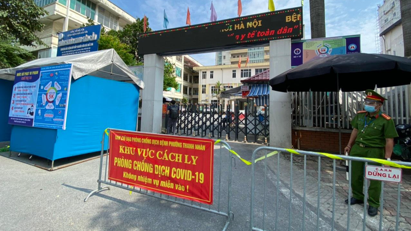 Ngay khi ghi nhận các ca dương tính với SARS-CoV-2, Bệnh viện Phổi Hà Nội đã lập rào chắn, chăng dây.