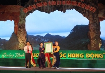 Bà Katherine Muller Marin trao Bằng công nhận Di sản thiên thiên thế giới lần 2 cho VQG Phong Nha - Kẻ Bàng.