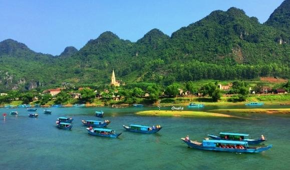 Du khách di chuyển bằng thuyền máy trên sông Son để vào động Phong Nha.