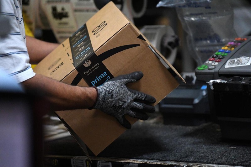 Nhân viên giao hàng của Amazon tại Baltimore, Maryland, Mỹ. Ảnh: Reuters