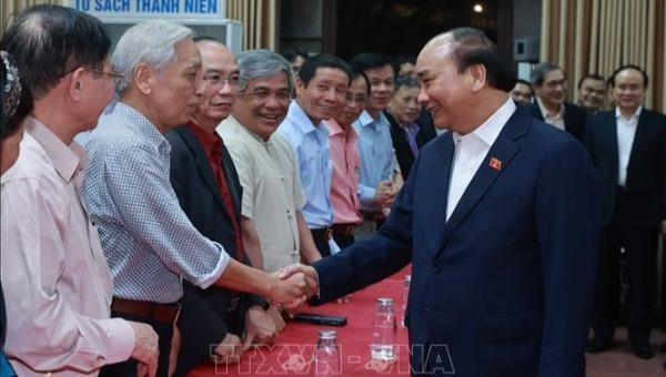 Chủ tịch nước Nguyễn Xuân Phúc với cử tri Tổ dân phố số 8, phường Điện Biên, quận Ba Đình, Hà Nội.