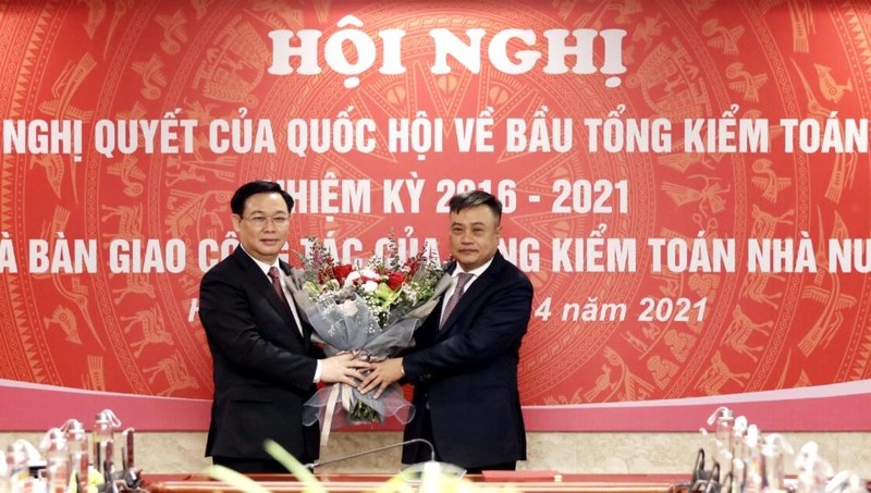 Chủ tịch Quốc hội Vương Đình Huệ tặng hoa Tổng Kiểm toán Nhà nước Trần Sỹ Thanh. Ảnh: VGP/Nhật Bắc