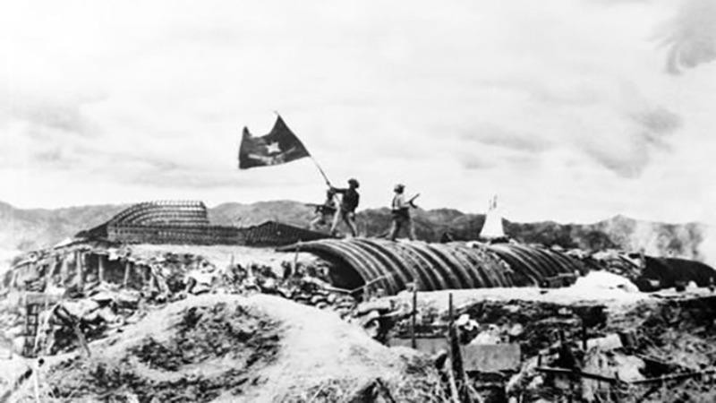 Chiều 7/5/1954, lá cờ “Quyết chiến - Quyết thắng” của QĐND Việt Nam tung bay trên nóc hầm tướng De Castries đánh dấu chiến dịch lịch sử Điện Biên Phủ toàn thắng. Ảnh: Tư liệu TTXVN