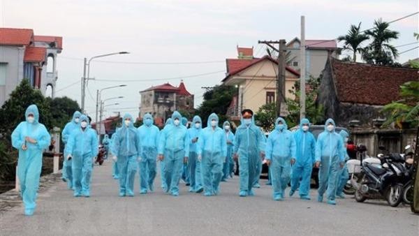 Đoàn công tác kiểm tra công tác cách ly, phòng chống dịch COVID-19 tại thôn Quan Nhân, xã Đạo Lý, huyện Lý Nhân, Hà Nam. Ảnh: Đại Nghĩa/TTXVN