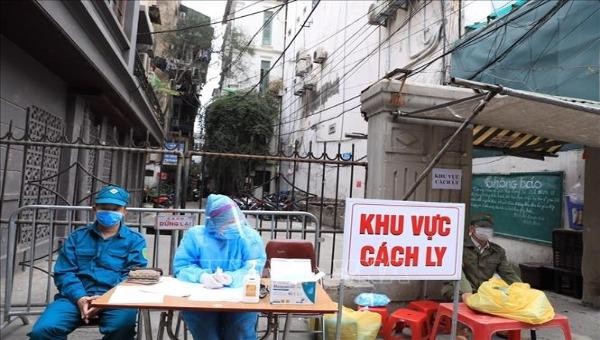 Hà Nội tích cực tập trung triển khai các biện pháp khoanh vùng, cách ly, dập dịch. (Ảnh minh họa: Lực lượng chức năng tiến hành phong toả nơi ở của bệnh nhân 2234).