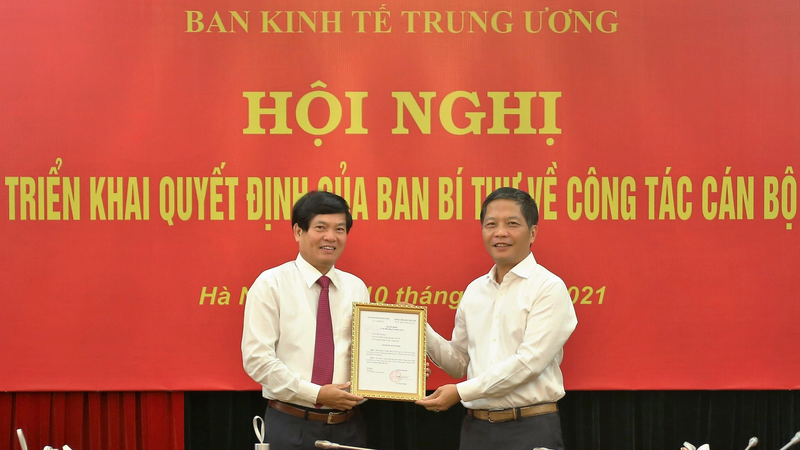 Trưởng ban Kinh tế Trung ương Trần Tuấn Anh trao quyết định và chúc mừng ông Đỗ Ngọc An.