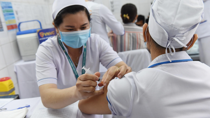 Tiêm vaccine phòng COVID-19 tại Bệnh viện Bệnh Nhiệt đới TP HCM vào tháng 3/2021. Ảnh: Duyên Phan/moh.gov.vn