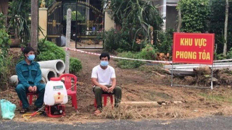 Lực lượng chức năng phong tỏa một địa điểm liên quan đến BN COVID-19 tại huyện Krông Nô.