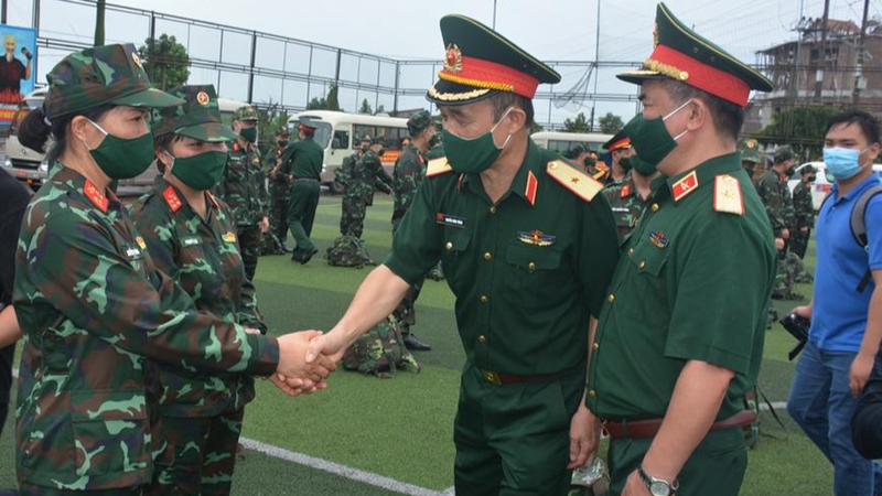 Thủ trưởng Tổng cục Hậu cần động viên nữ cán bộ, nhân viên bệnh viện trước khi lên đường vào miền Nam làm nhiệm vụ. Ảnh: QĐND