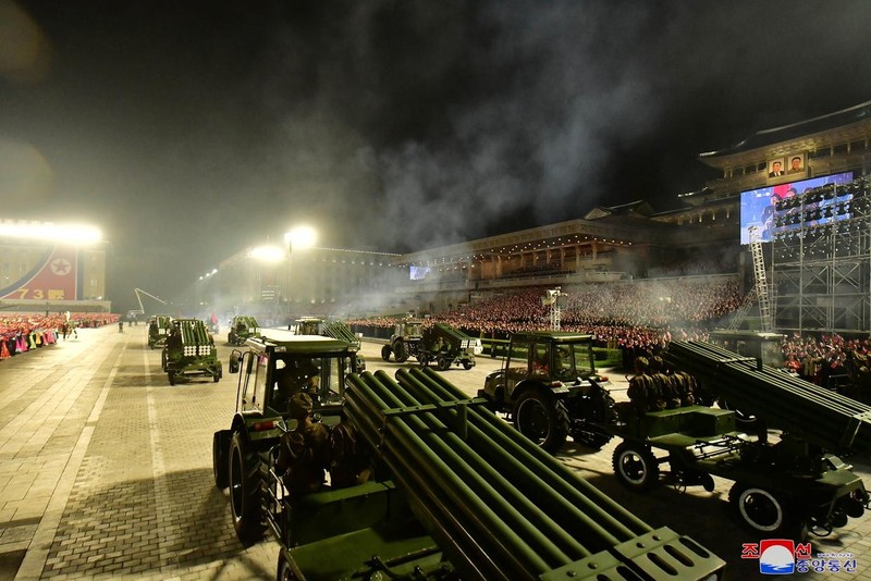 Triều Tiên tổ chức duyệt binh kỷ niệm Quốc khánh trong đêm ảnh 4