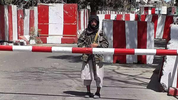 Chiến binh Taliban tại một trạm kiểm soát. Ảnh: india New Republic
