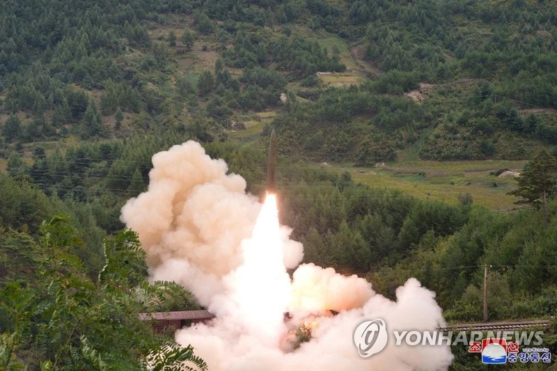Triều Tiên xác nhận vụ phóng hai tên lửa đạn đạo tầm ngắn để thử hệ thống tên lửa đường sắt ảnh 1