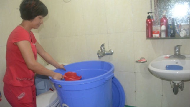 Hàng nghìn hộ dân Hà Nội vẫn chưa được cấp nước trở lại. Ảnh: Hướng Dương
