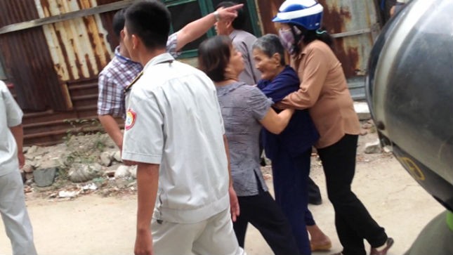 Mẹ VNAH Phạm Thị Lành bị 4 người phụ nữ lôi ngược lên xe cứu thương.