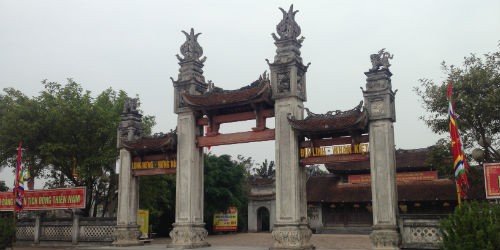 - Cổng vào đền thờ các Vua Trần