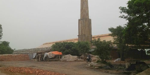 Lò gạch khủng của ông Sự vẫn đều đặn nhả khói.