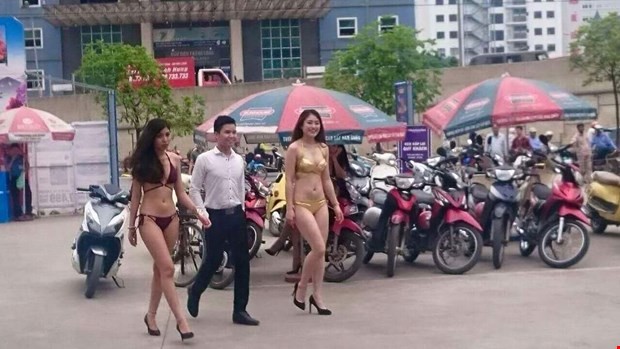Hình ảnh các cô gái mặc vô cùng phản cảm