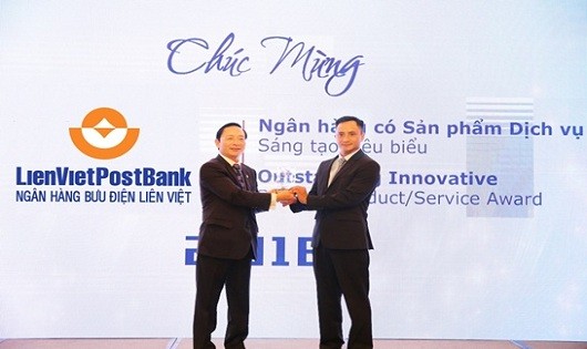 Ông Dương Công Toàn (phải) – thành viên HĐQT LienVietPostBank - nhận cúp của Ban tổ chức Giải thưởng Ngân hàng Việt Nam tiêu biểu 2018