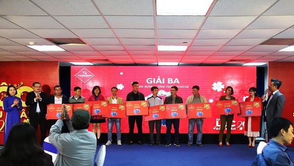 Khách hàng nhận những giải thưởng giá trị từ chương trình.