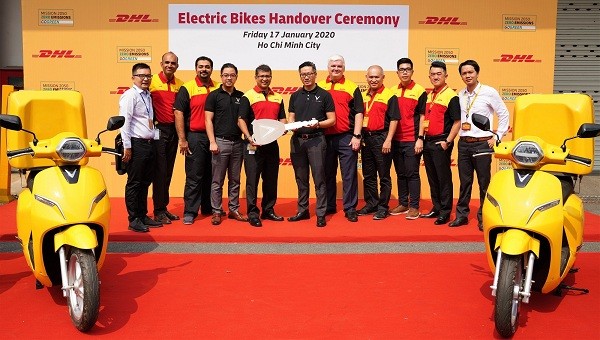 DHL Express bổ sung 10 xe máy điện vào danh mục các phương tiện giao nhận của đơn vị này tại Việt Nam.