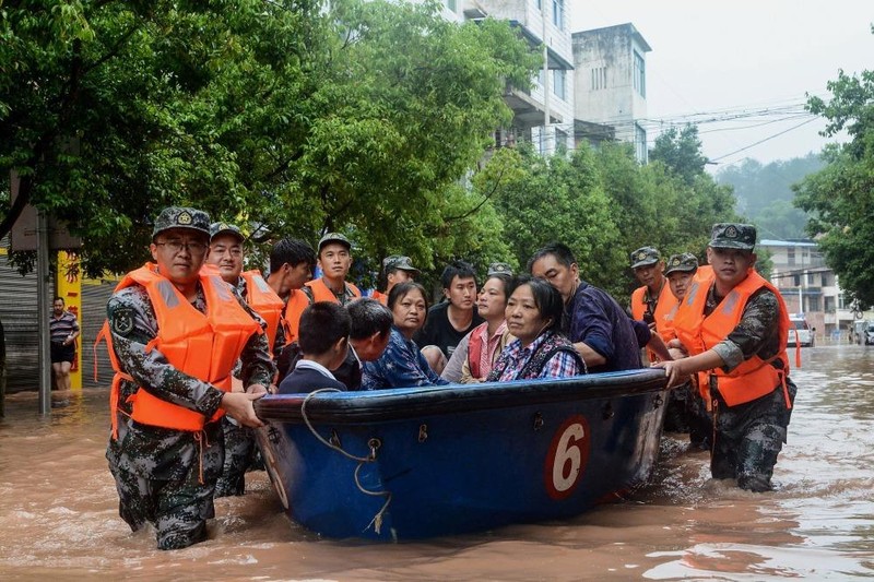 Sơ tán người dân vùng lũ trong tuần này ở thành phố Trùng Khánh (Trung Quốc) sau một đợt mưa lớn - Ảnh: AFP