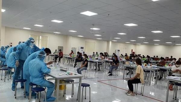 Cán bộ quân y Viện Quân y 110 lấy mẫu xét nghiệm cho công nhân Công ty Vina Solar ở Khu công nghiệp Vân Trung, huyện Việt Yên, tỉnh Bắc Giang. Ảnh: TTXVN phát.