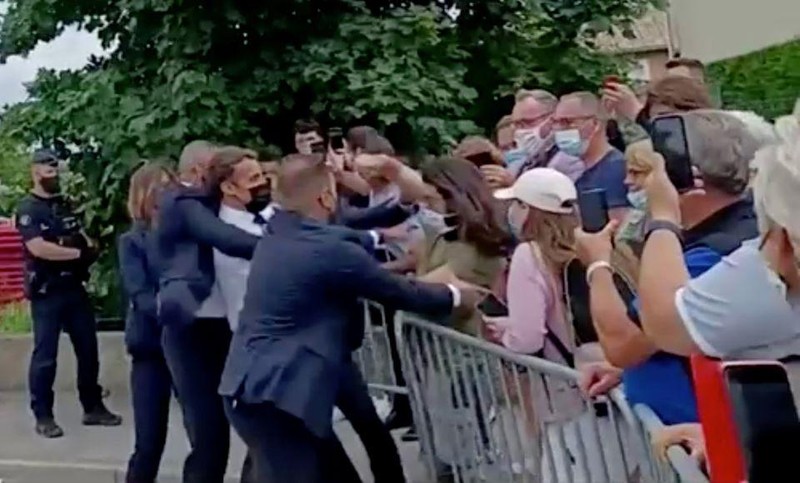 Bắt 2 đối tượng trong vụ tát Tổng thống Pháp Emmanuel Macron ảnh 1