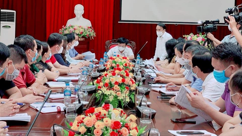 Nghệ An họp khẩn lúc rạng sáng khi phát hiện ca nhiễm COVID–19 đầu tiên tại TP Vinh.