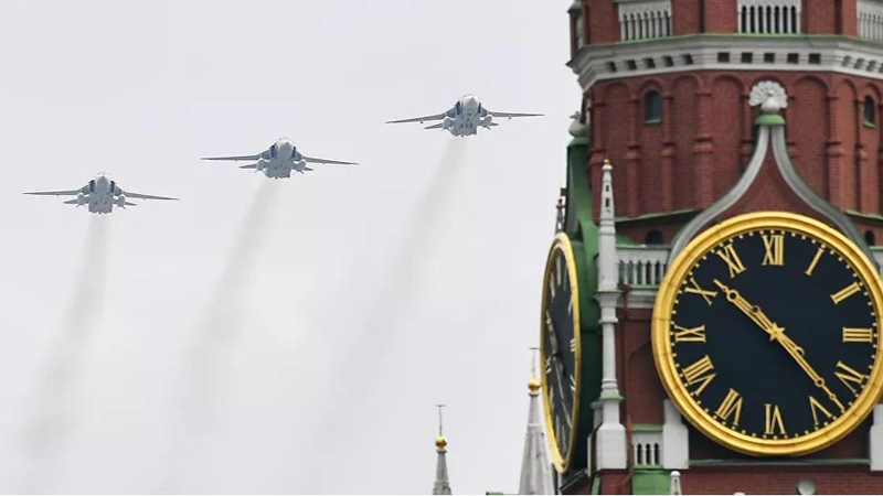 Máy bay ném bom tiền tuyến Su-24 trong buổi diễn tập cho cuộc trình diễu trên không mừng Chiến thắng tại Moscow (Nga). Ảnh: Sputnik.