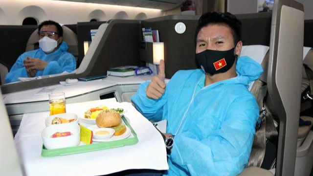 ĐT Việt Nam được bố trí ngồi tại khoang riêng biệt và mặc trang phục bảo hộ trong suốt hành trình bay.