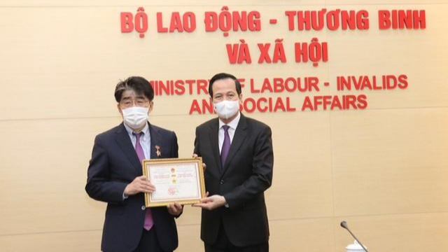 Tiến sĩ Chang-Hee Lee nhận Kỷ niệm chương Vì sự nghiệp Lao động - Thương binh và Xã hội được Bộ trưởng Đào Ngọc Dung (bên phải) trao tặng