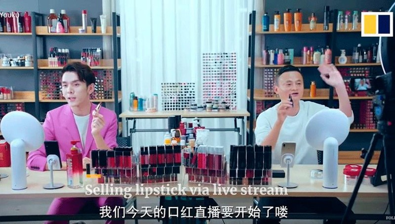 Tỷ phú Jack Ma (phải) và "vua son môi" Austin Li Jiaqi hợp tác trong một chiến dịch livestream bán hàng năm 2018. Ảnh: Youku.