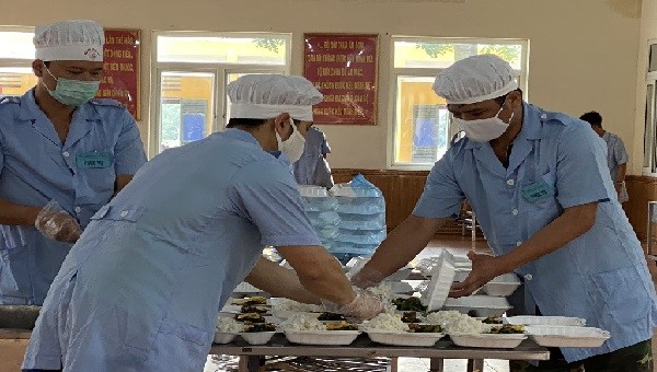'Anh nuôi' thầm lặng chống 'giặc' Covid - 19