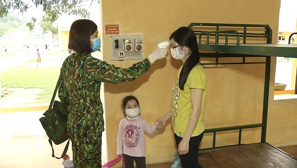 Chống Covid-19, con của nữ điều dưỡng quân y hỏi mẹ: “Mẹ ơi, mẹ biến thành siêu nhân à?"