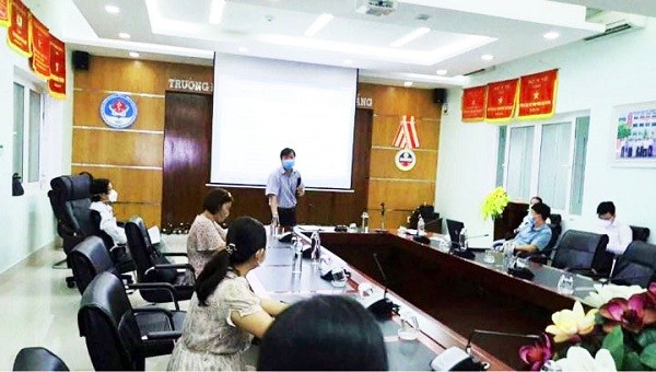 Các chuyên gia, kỹ thuật viên xét nghiệm làm việc suốt ngày đêm để hoàn thành số lượng hàng ngàn mẫu bệnh phẩm. Ảnh: Bộ Y tế