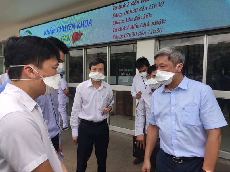 Thứ trưởng Bộ Y tế Nguyễn Trường Sơn đến kiểm tra và làm việc với BV Bệnh Nhiệt đới TP.HCM .